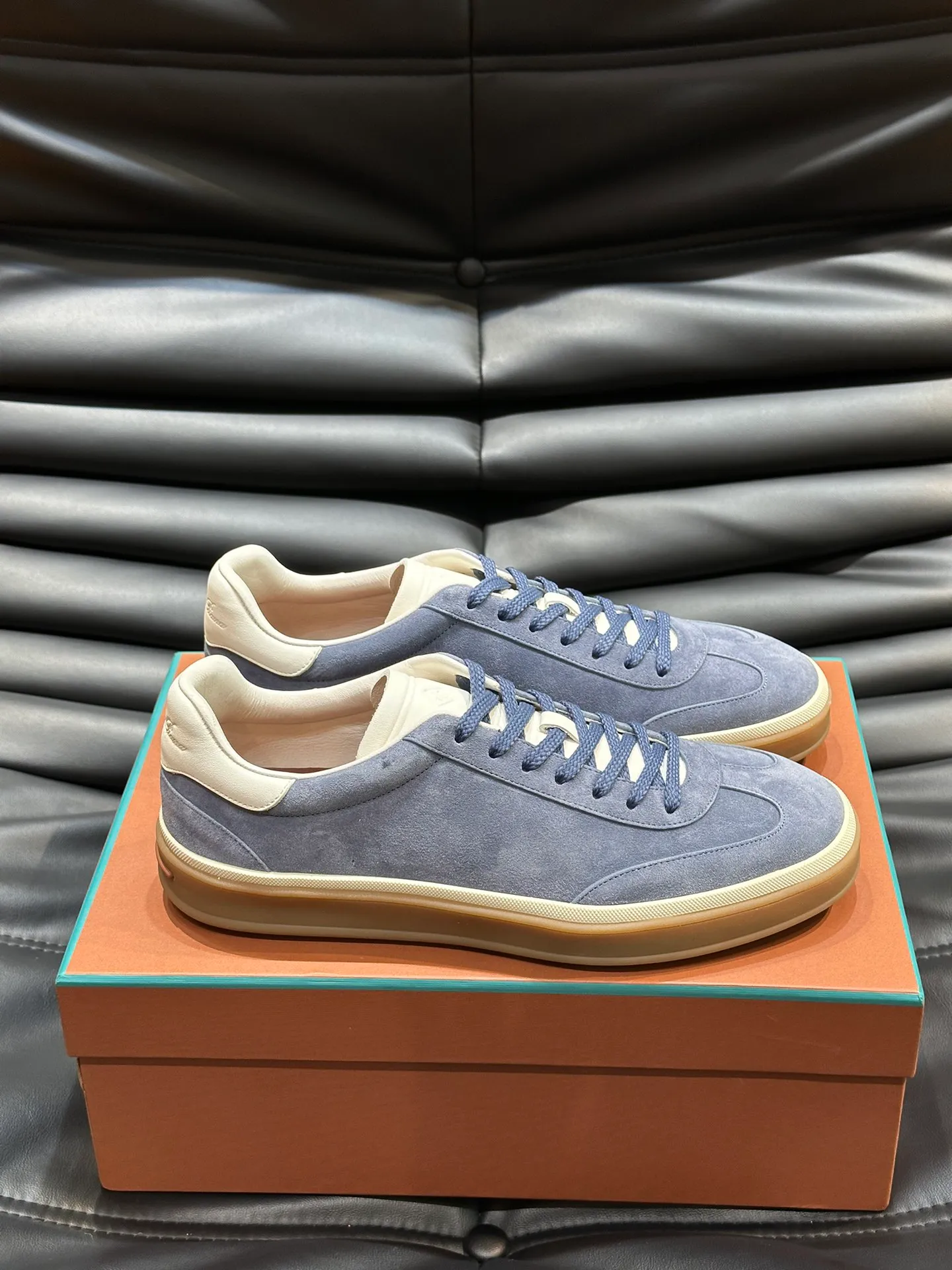p420 Men's Shoes New 🆕Lp Old Money Style Men's Low-top Casual Tennis Shoes Loro Piana's high-end series has launched sports shoe styles made of soft cowhide. The breathable properties and flexible texture of natural materials make the sneakers both functional and comfortable. The high-quality metal-free tanning and tumble process highlights the natural texture of the leather, while the camel-colored sole and white rubber trim create a double-layer sole effect, making it an everyday shoe that can easily create a lazy and casual style! Size: 39-44 (45, 46 customized